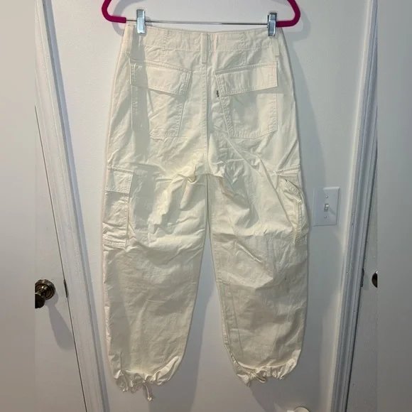 Levi’s Women’s ‘94 Baggy Cargo Pants in Cream/White #15 - Picture 2 of 7